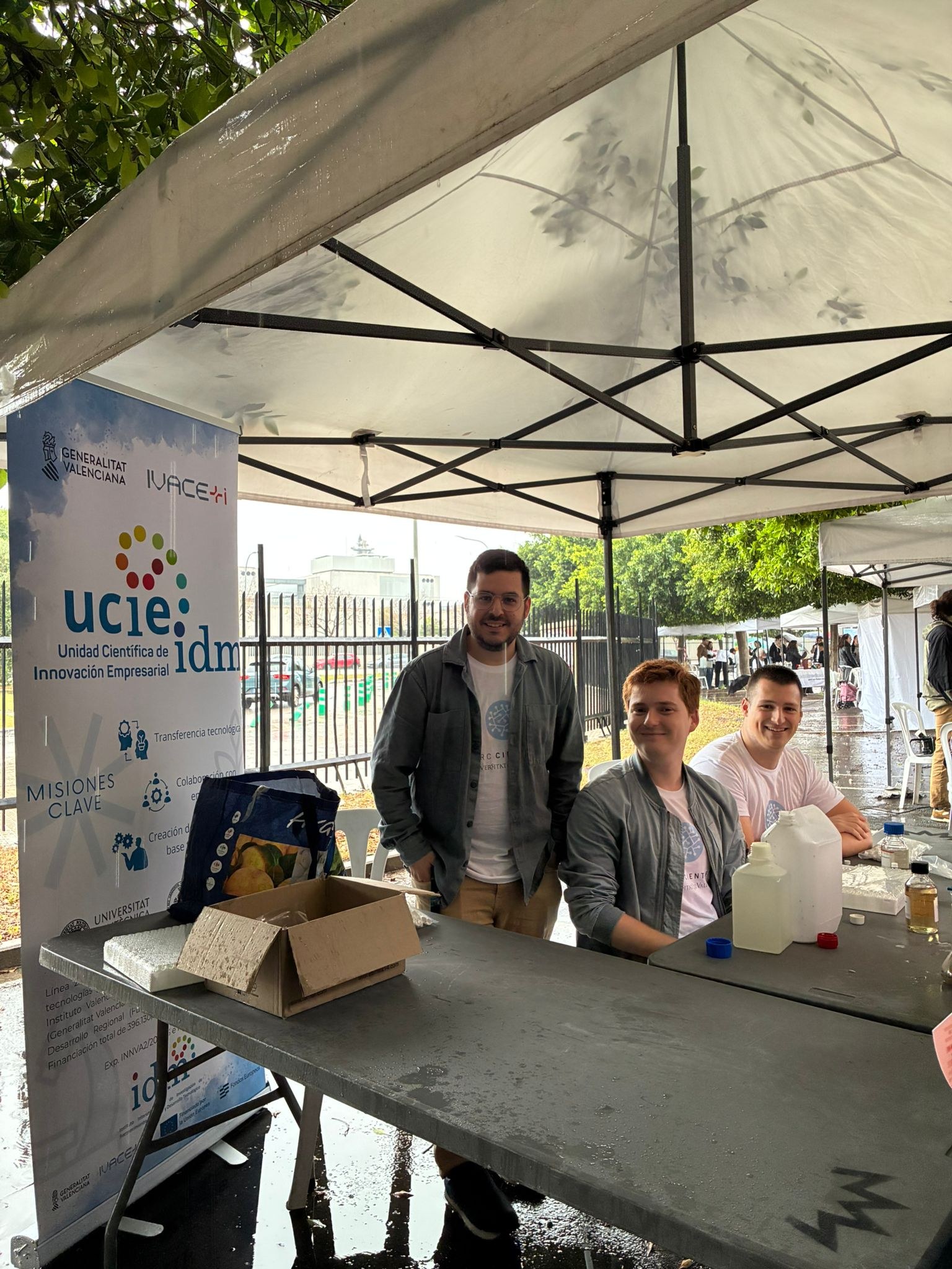 Researchers at the Expociència stand