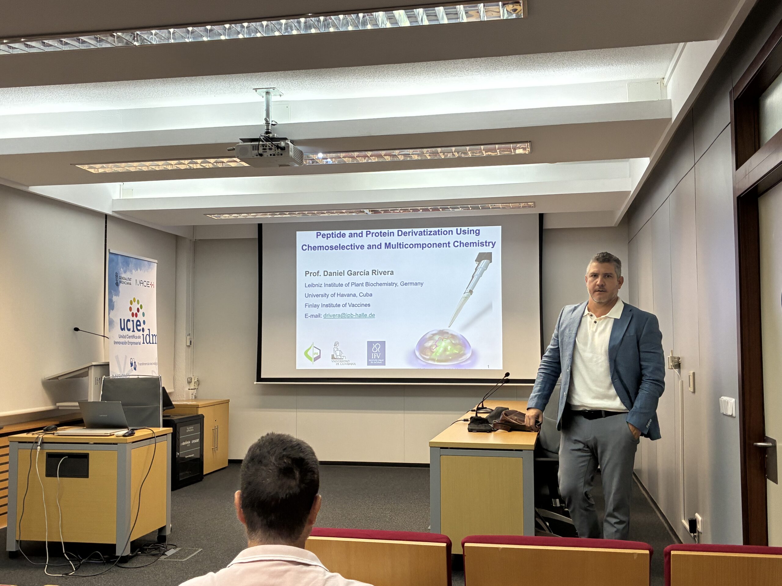 Prof. Daniel García opens our academic year with seminar on Peptide and Protein Chemistry